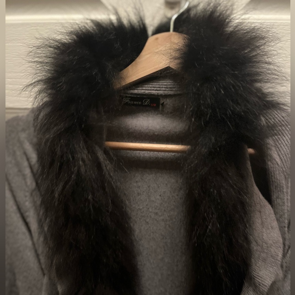 FRANCO D WOMEN'S GRAY RUFFLE FRONT CARDIGAN WITH DETACHABLE FAUX FUR- SM/MED - Picture 3 of 7